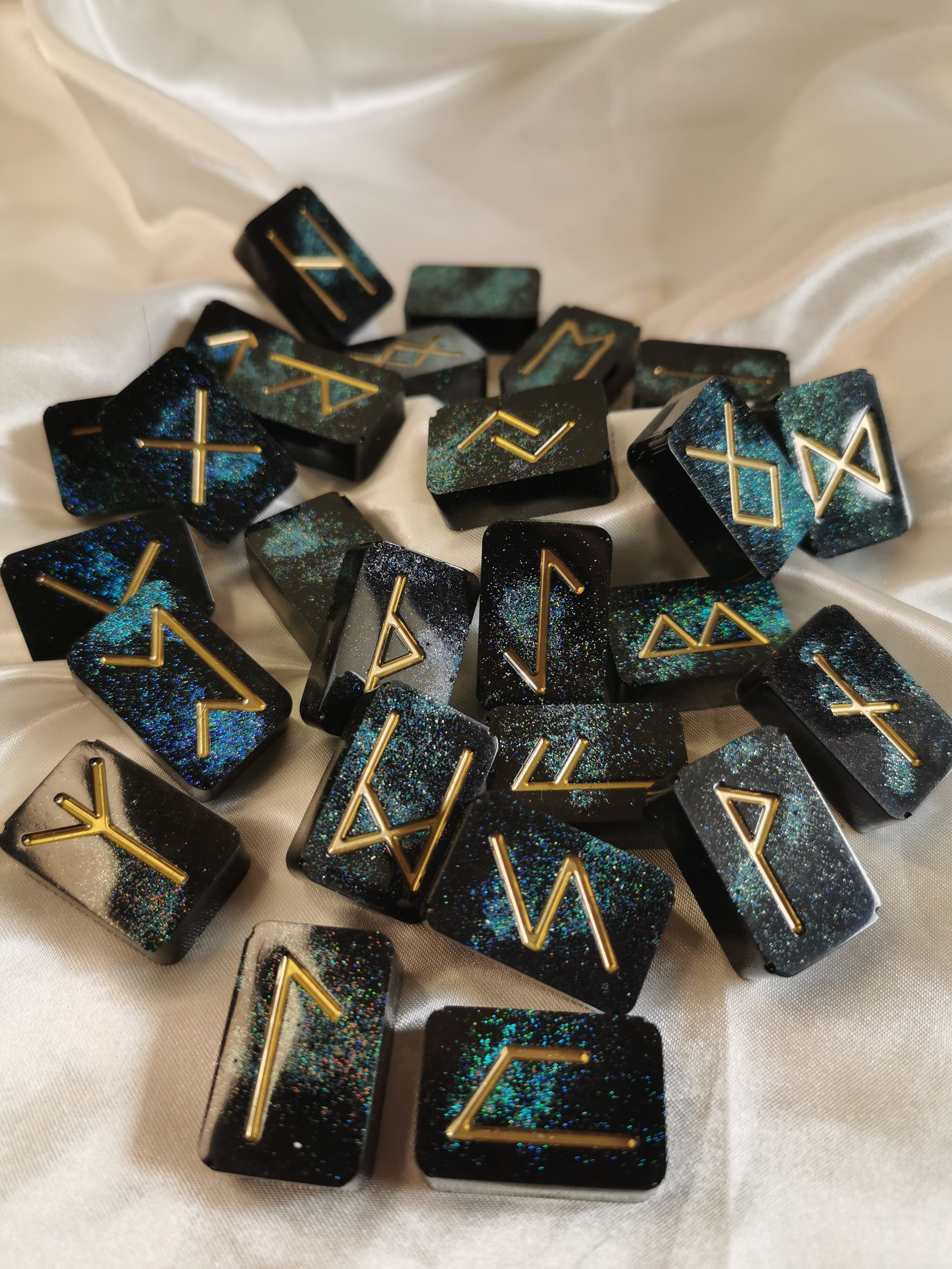 Runes or et noir mystique