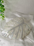 Plateau feuille de Monstera blanc, argent et paillettes holographiques