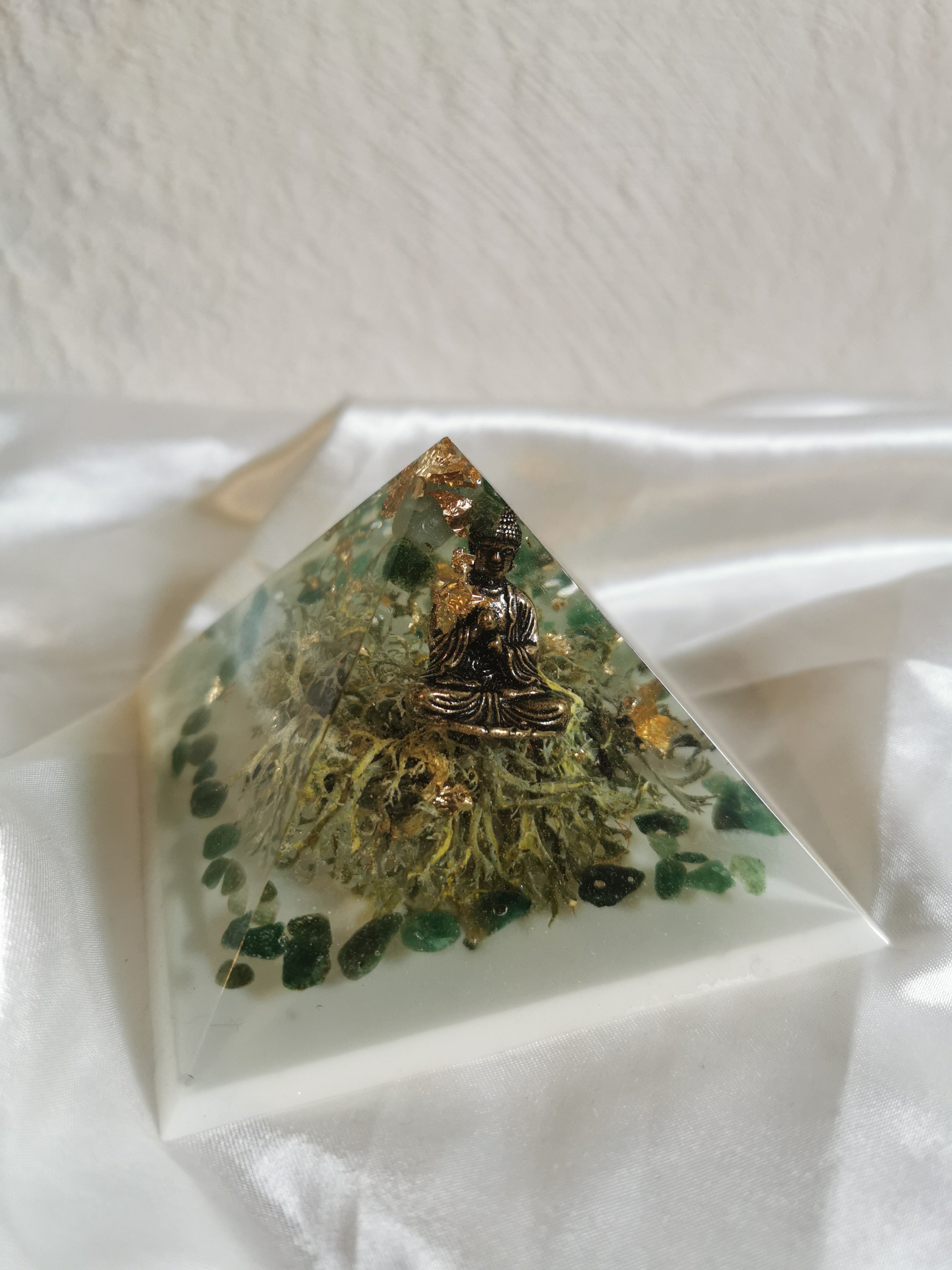 Orgonite Buddha laiton en lévitation sur mousse naturelle, Aventurine verte et feuilles d'or.