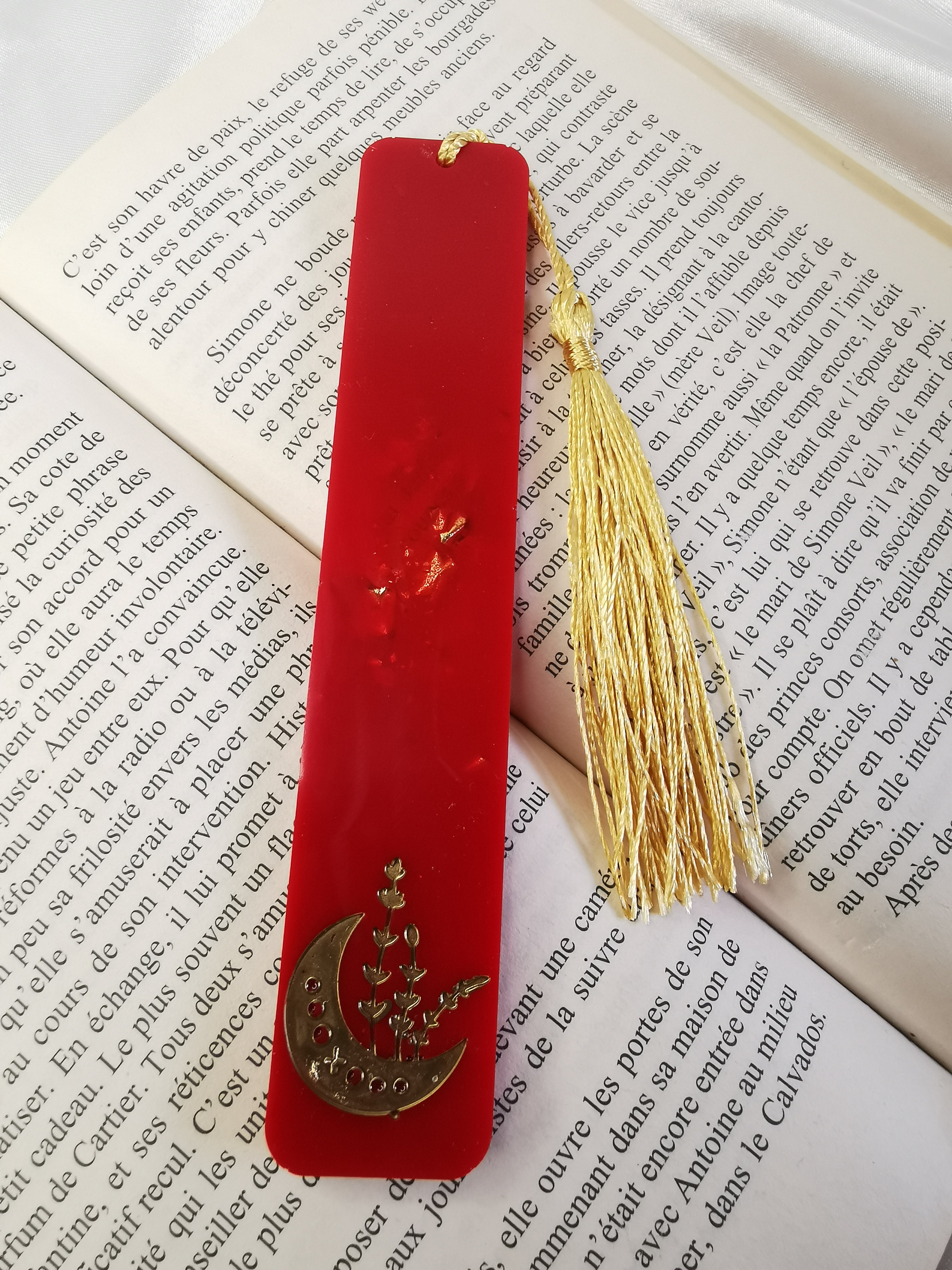 Marque pages rouge et lune fleurie
