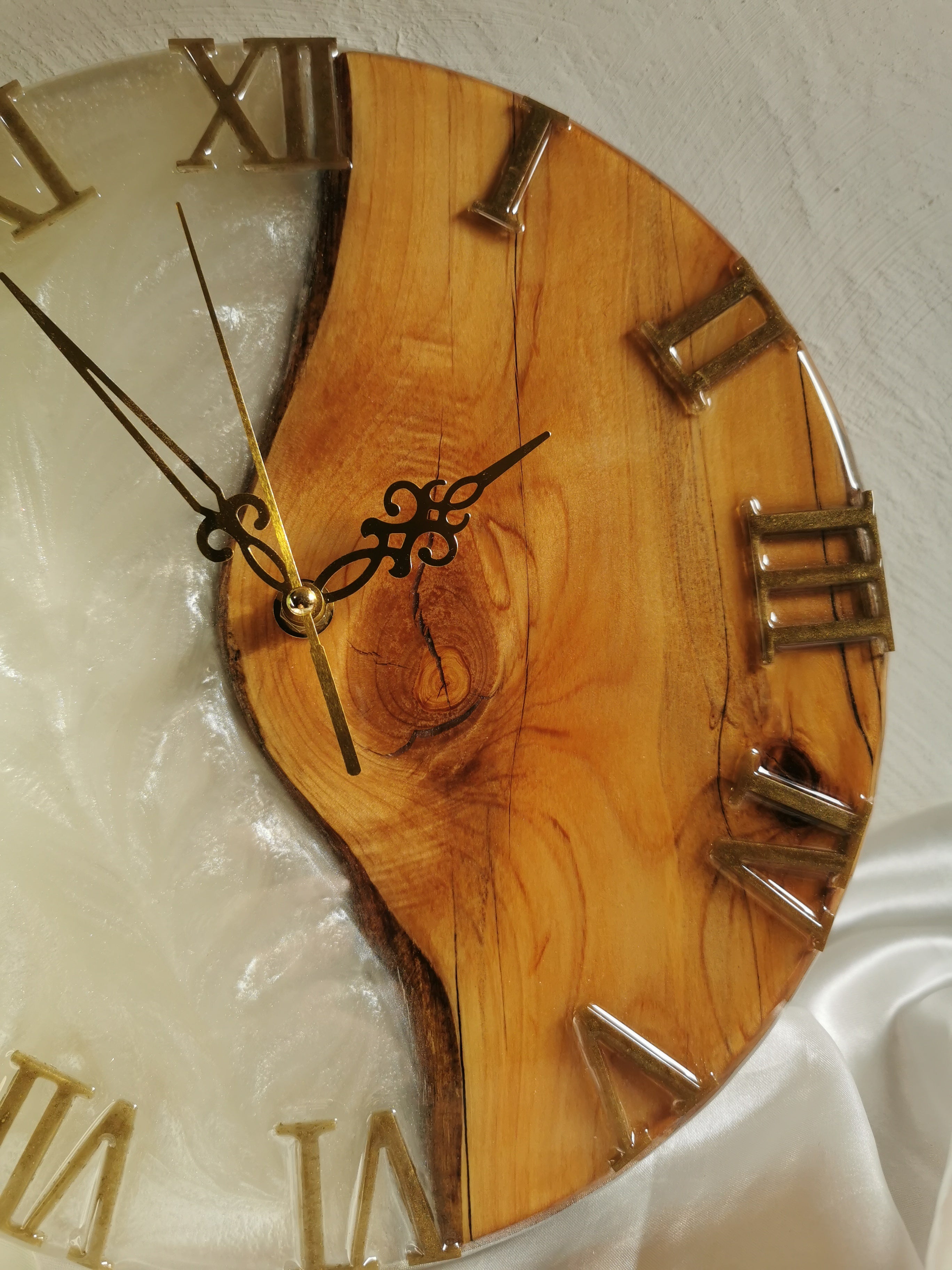 Horloge bois de hêtre et blanc nacré