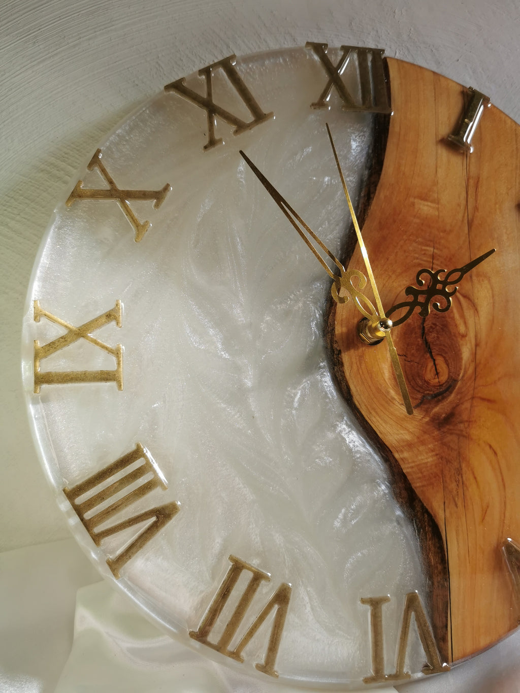 Horloge bois de hêtre et blanc nacré