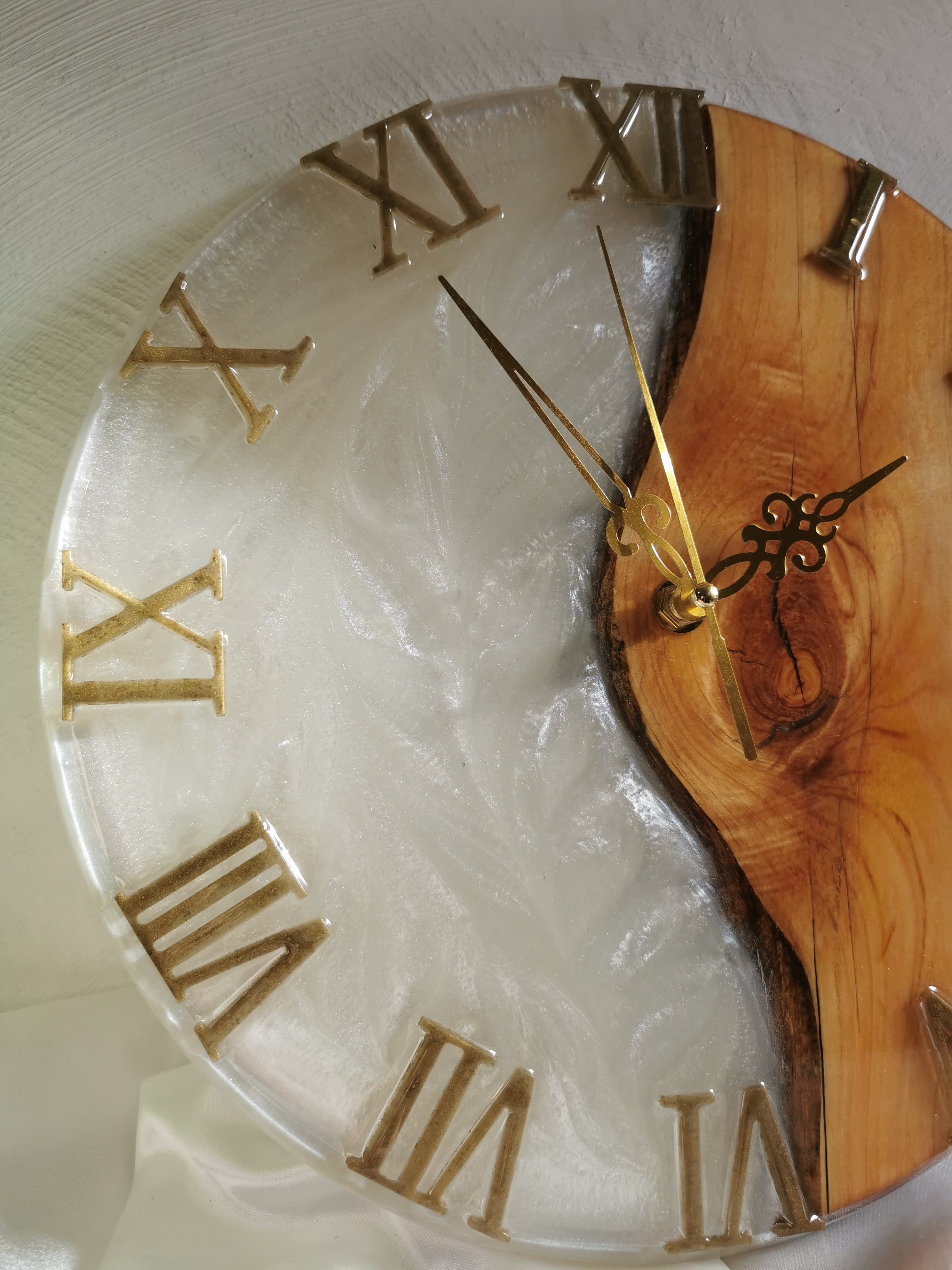 Horloge bois de hêtre et blanc nacré