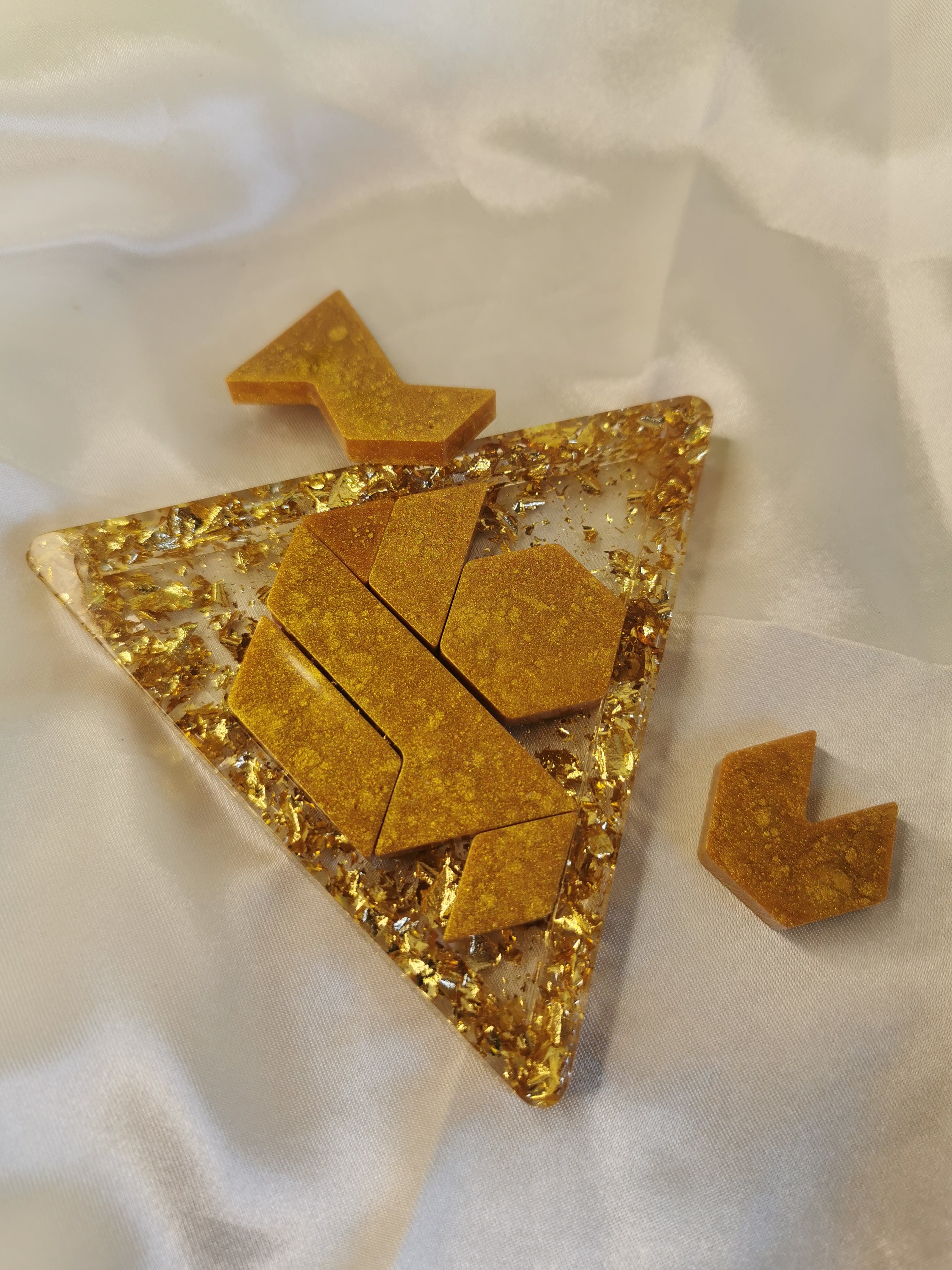 Puzzle triangle doré