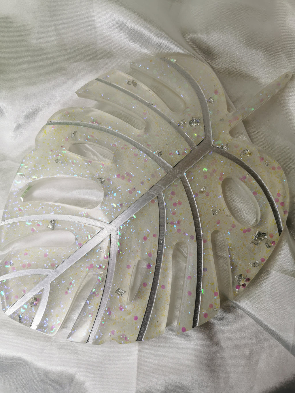 Plateau feuille de Monstera blanc, argent et paillettes holographiques