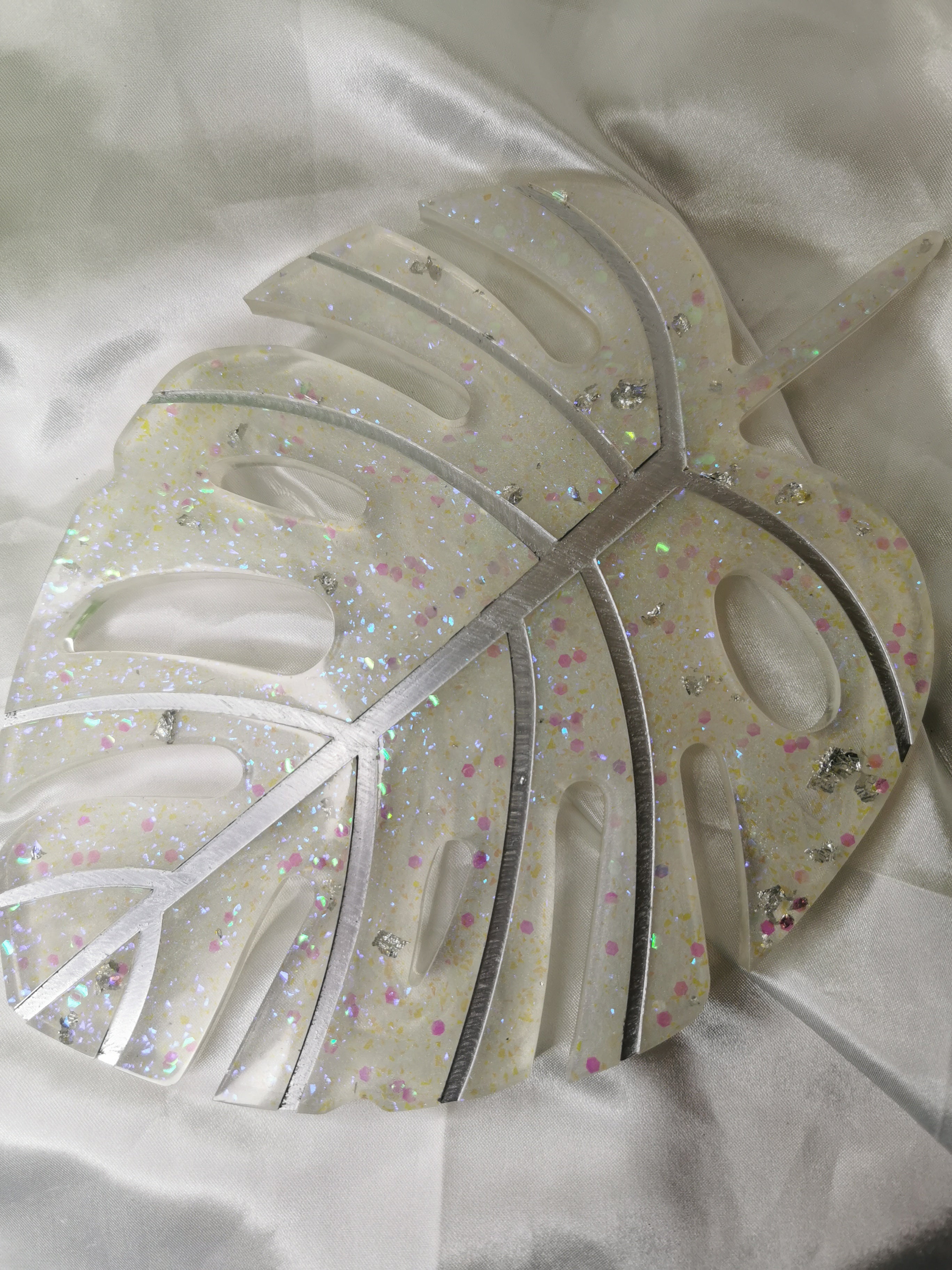 Plateau feuille de Monstera blanc, argent et paillettes holographiques
