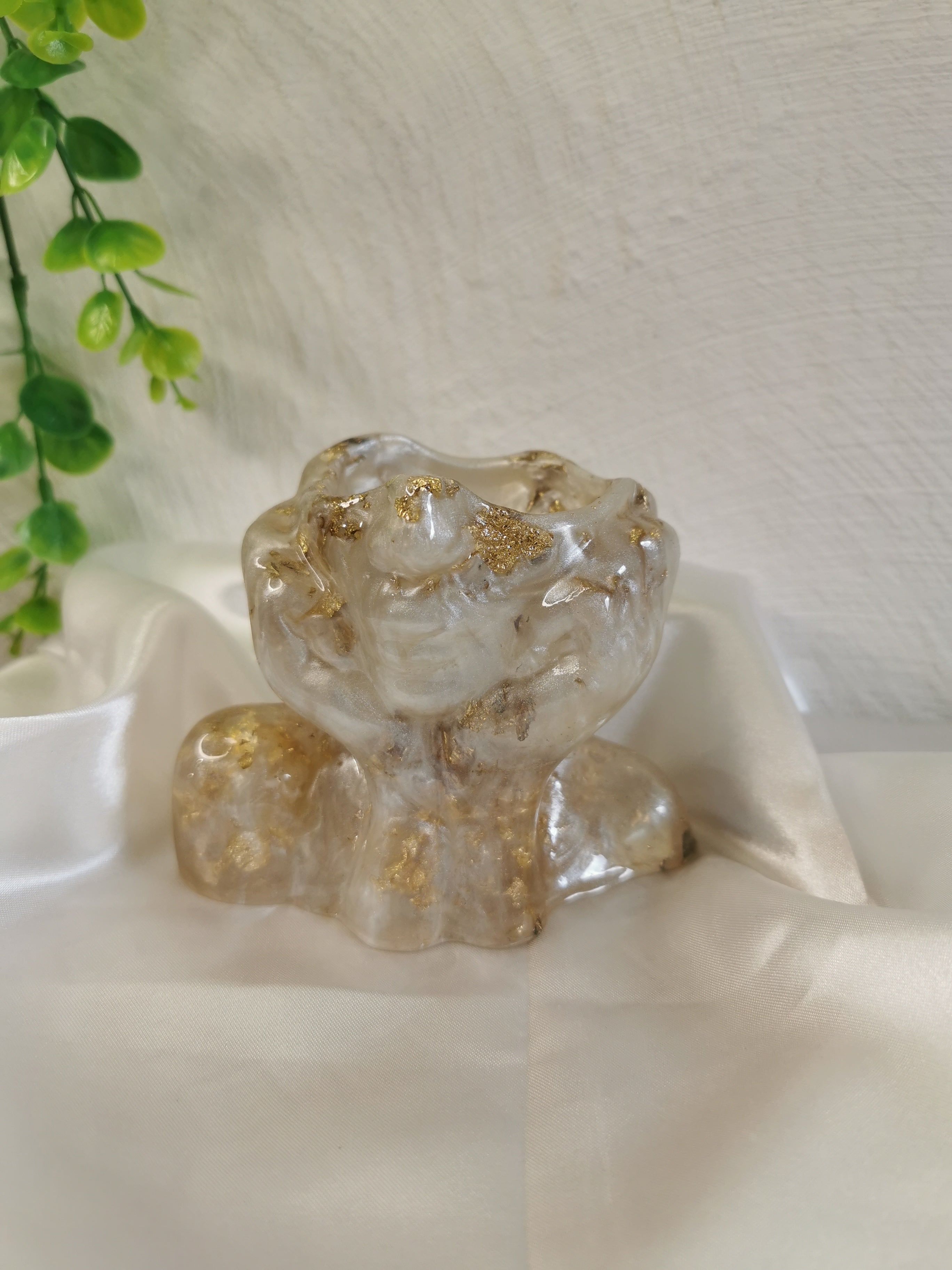 Pot visage songeur blanc et or