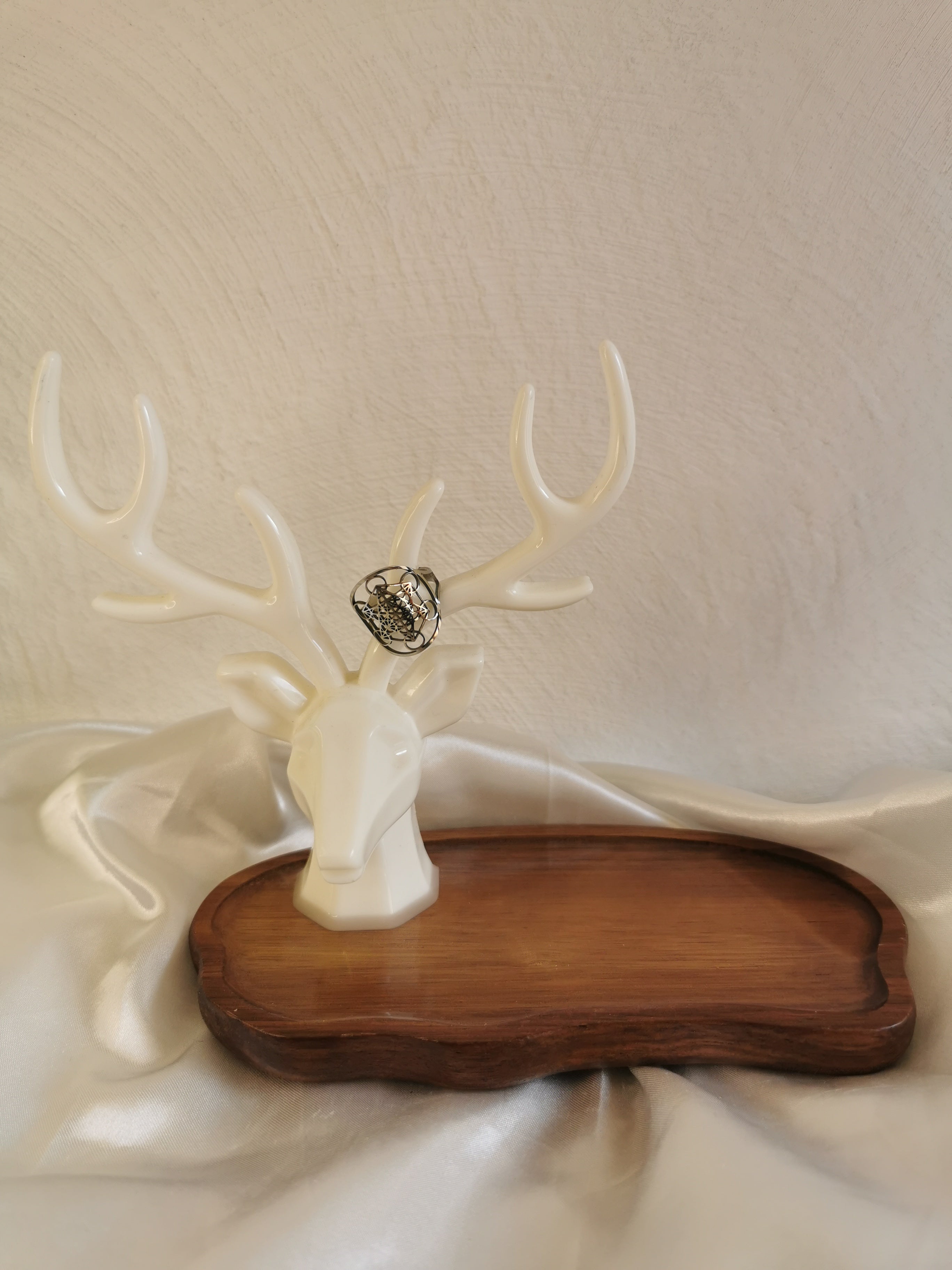 Support de bague et bijoux roi de la forêt blanc
