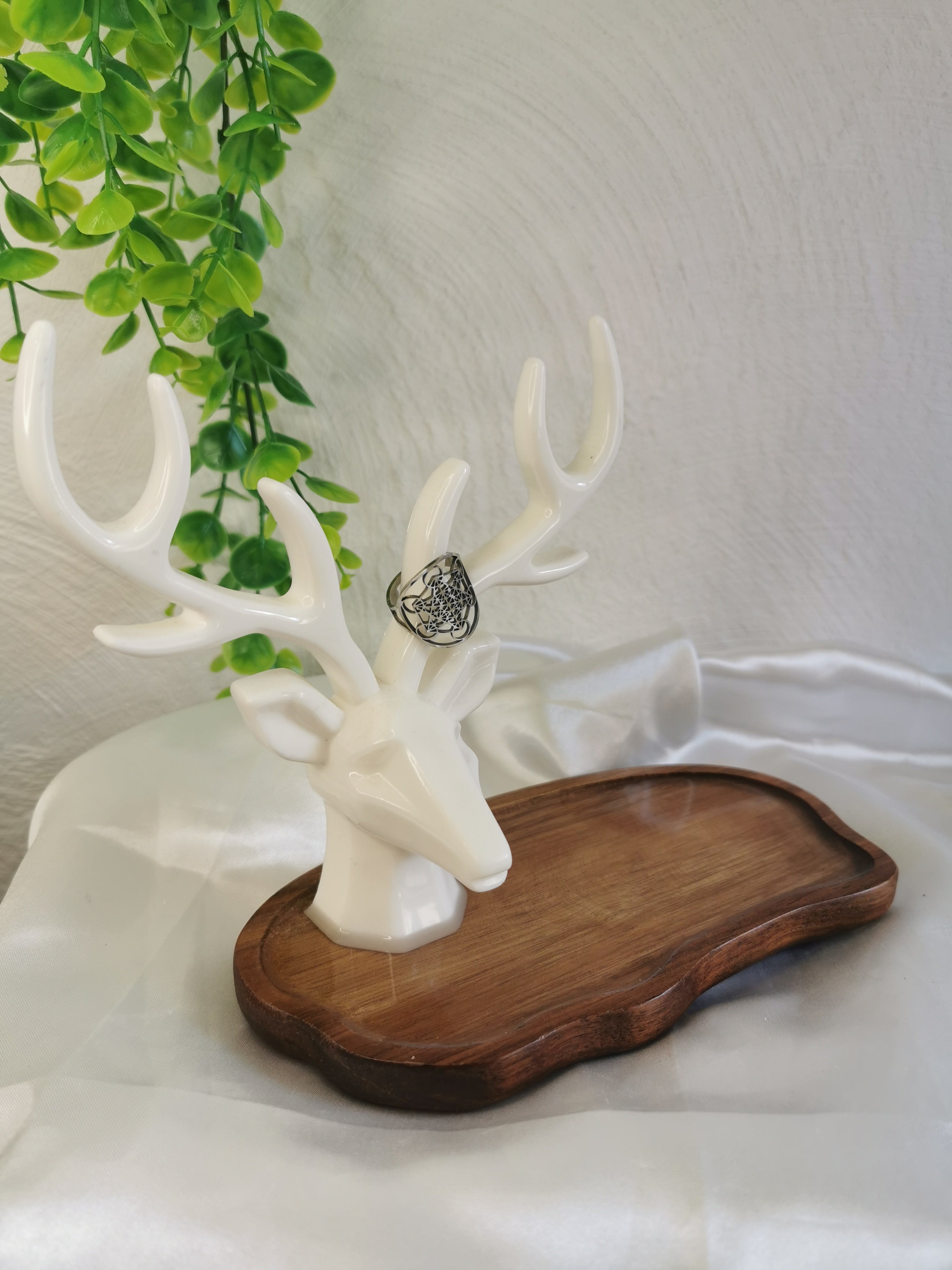 Support de bague et bijoux roi de la forêt blanc