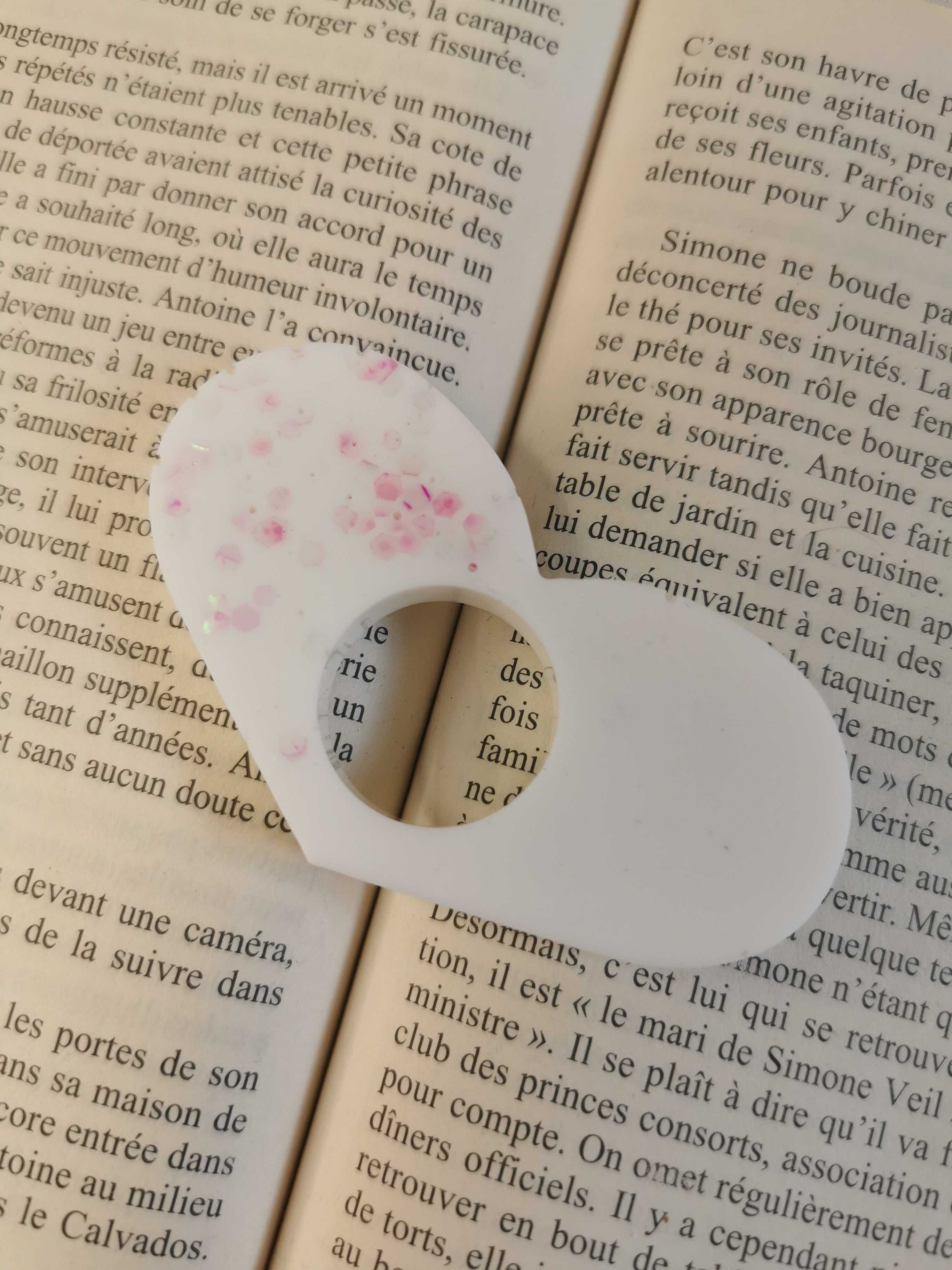 Bague de lecture forme cœur blanc et paillettes