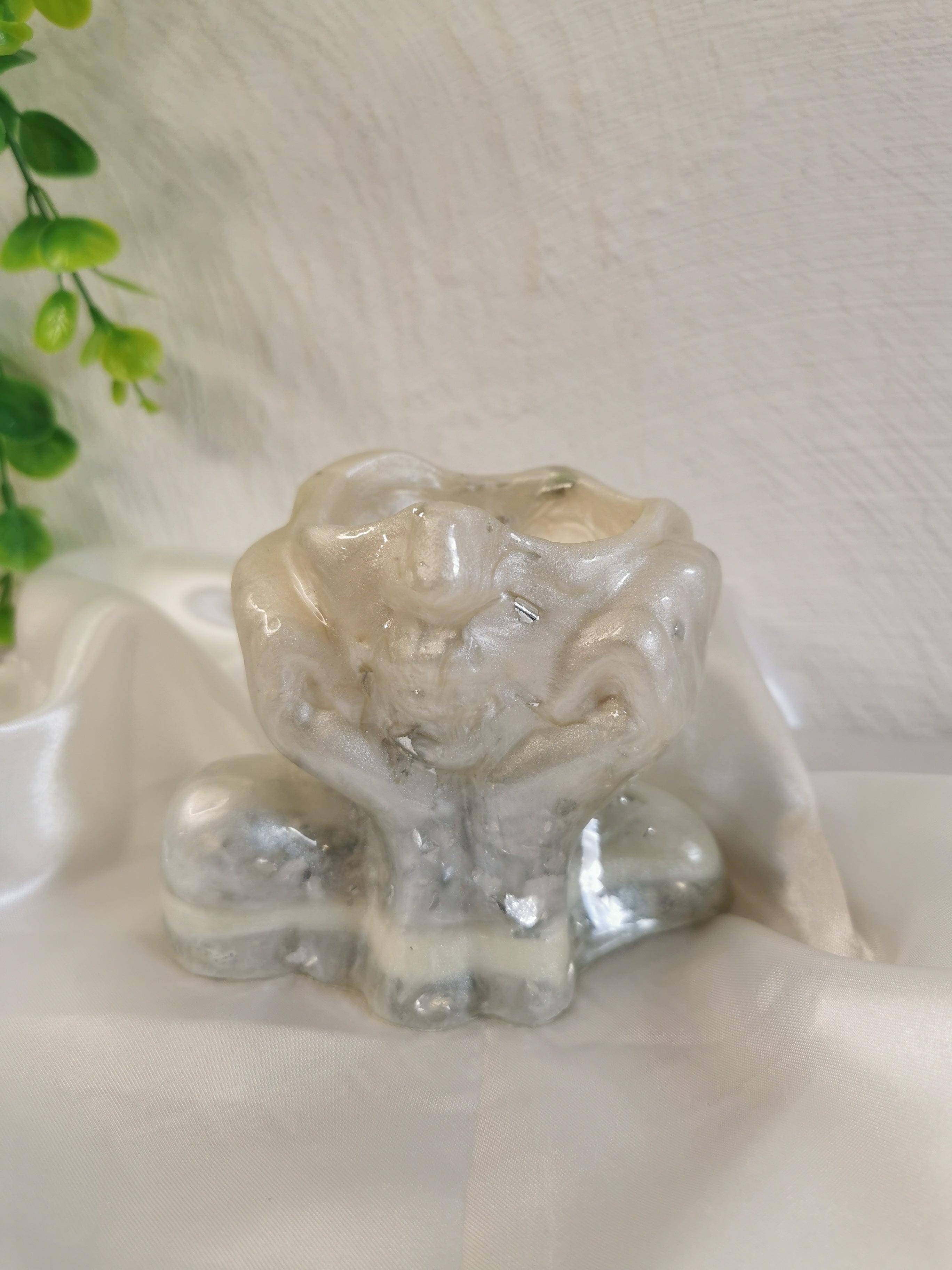 Pot visage songeur blanc et argent
