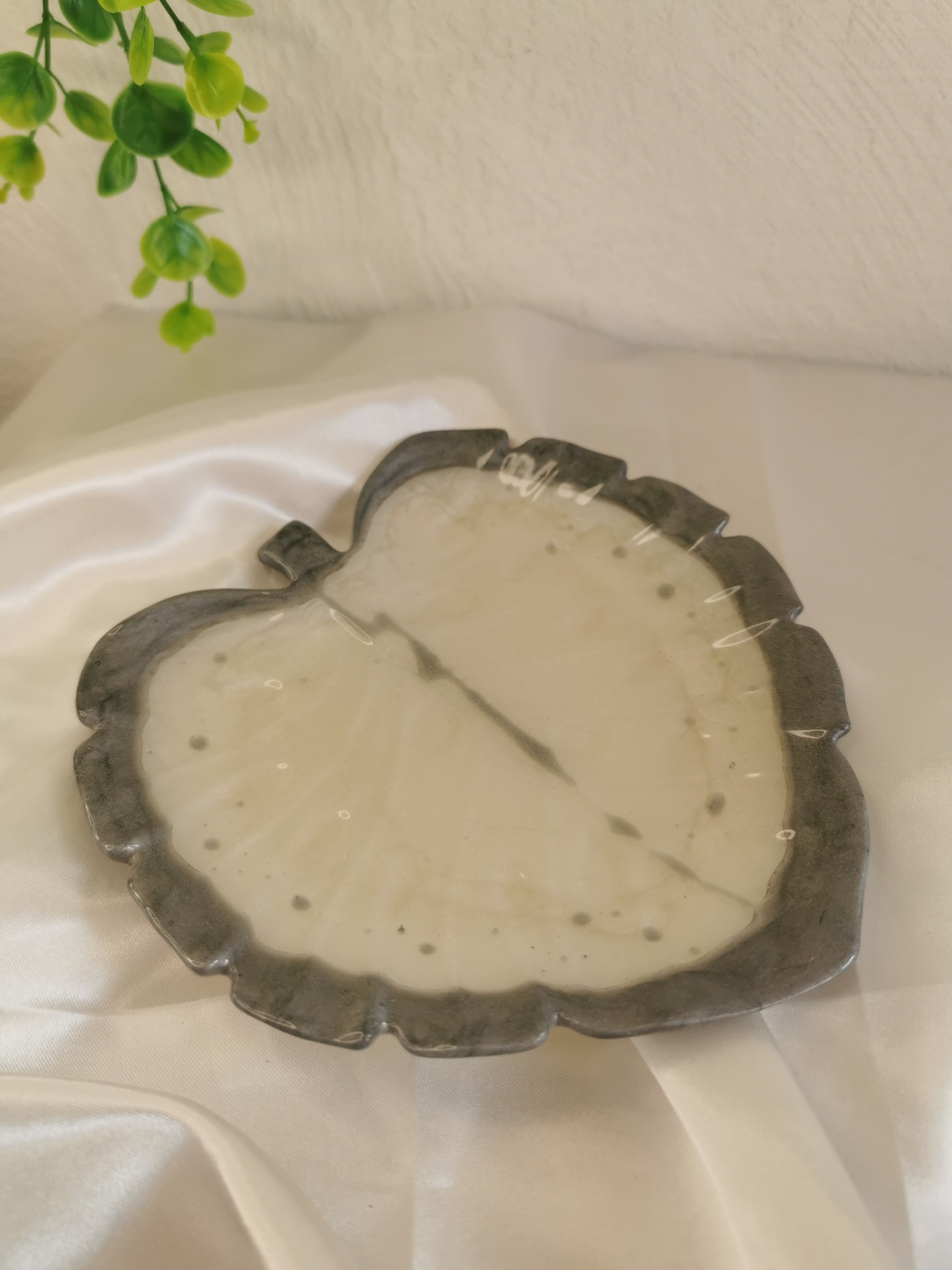 Vide poche feuille de Monstera blanc et gris