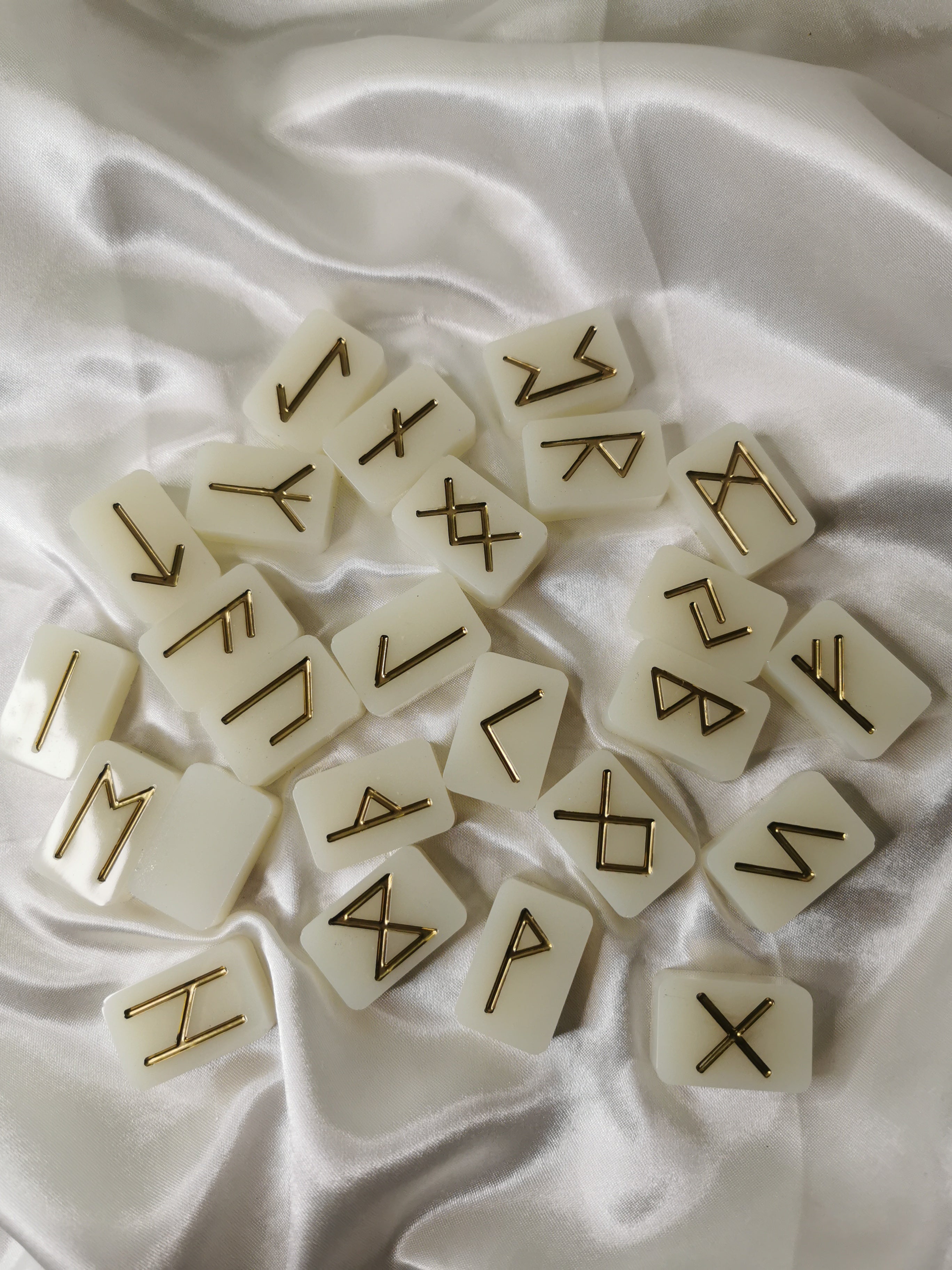 Runes Phosphorescentes blanc et or