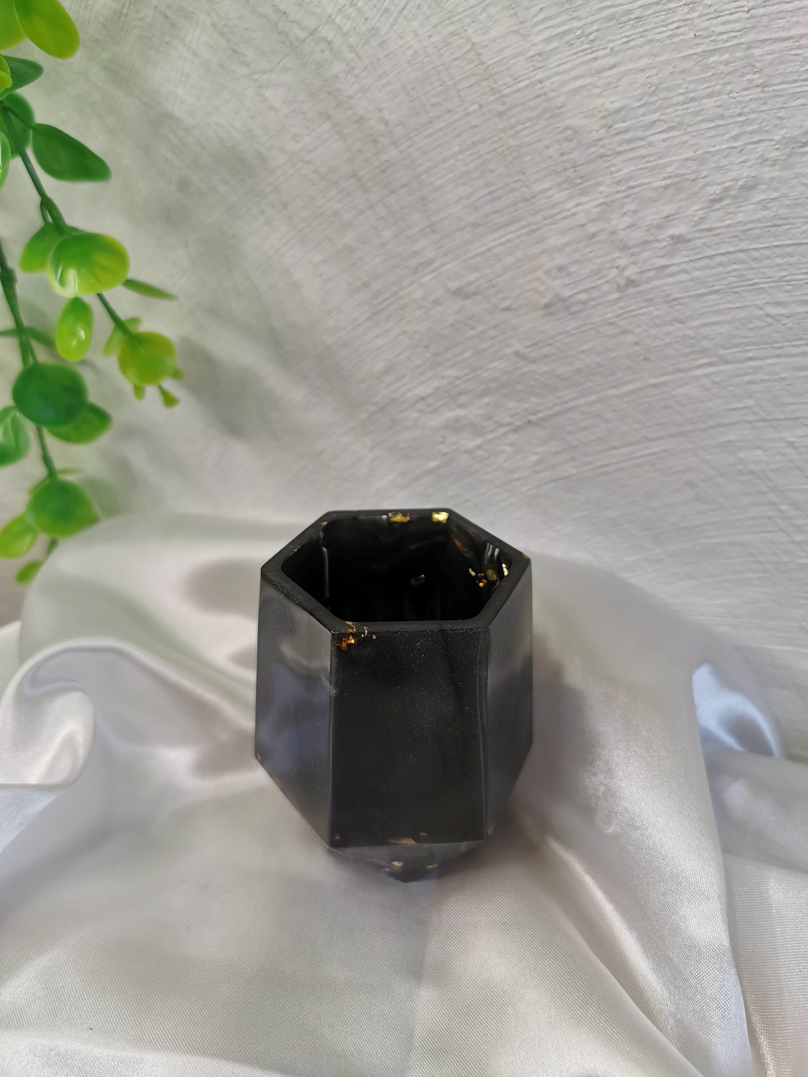 Pot à crayons hexagonal noir et touche d'or