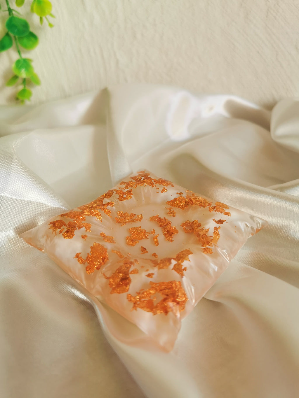 Bougeoir coussin blanc et feuilles cuivrées