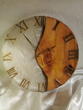 Horloge bois de hêtre et blanc nacré