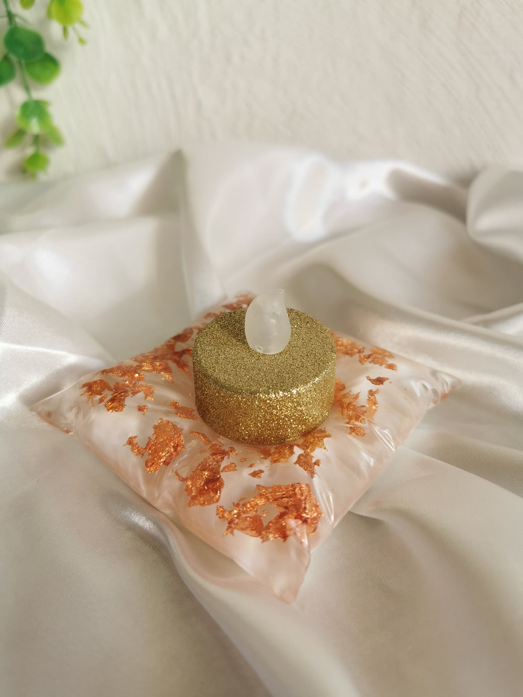 Bougeoir coussin blanc et feuilles cuivrées