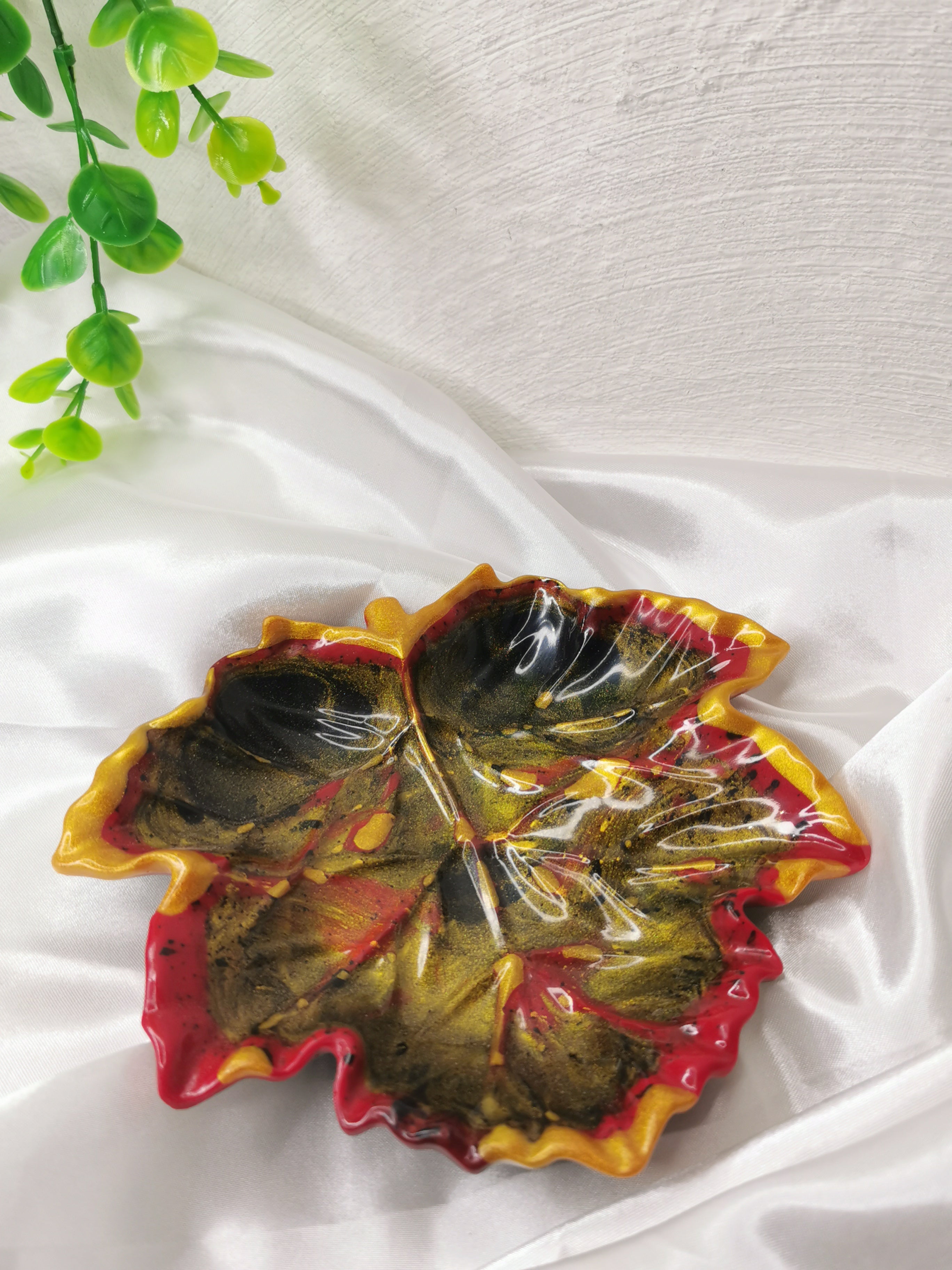 Vide poche feuille d'érable noir, jaune et rouge